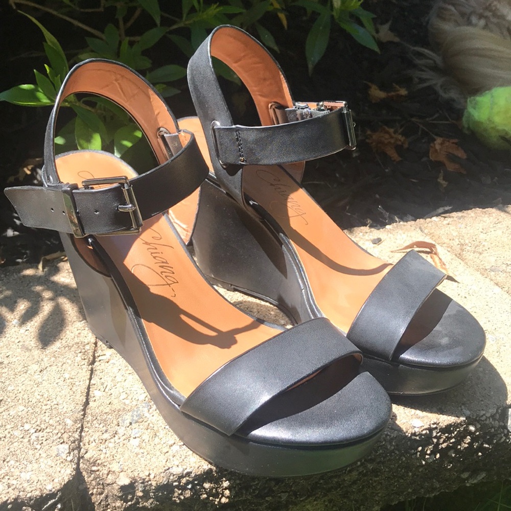 Comfortable Arturo Chiang Black Wedges